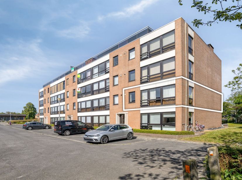 In een rustige, aangename straat vlak bij het bruisende stadscentrum van Diksmuide, ontdekt u dit&amp;nbsp;lichtrijke tweeslaapkamerappartement. Gelegen o
