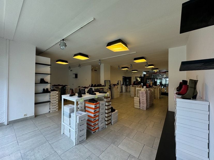 Wij bieden een unieke kans om uw bedrijf te vestigen in deze handelsruimte in Shopping 2, Genk. Dit is de perfecte gelegenheid voor ondernemers die wi