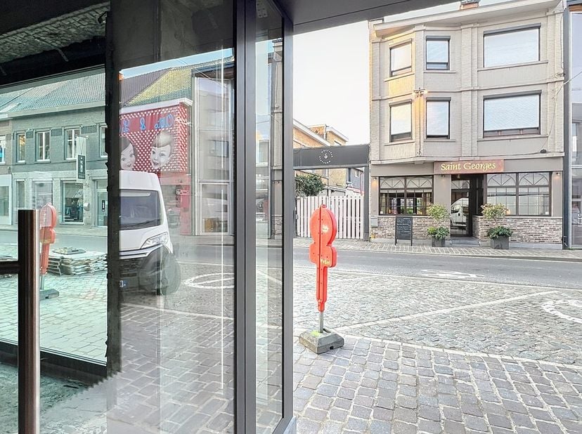 Handelsgelijkvloers - kantoor - praktijkruimte. Nieuw EPC, na gedane werken, in opmaak !<br />
<br />
INDELING:<br />
Gelijkvloers (± 175,80 m²):&amp;nbsp