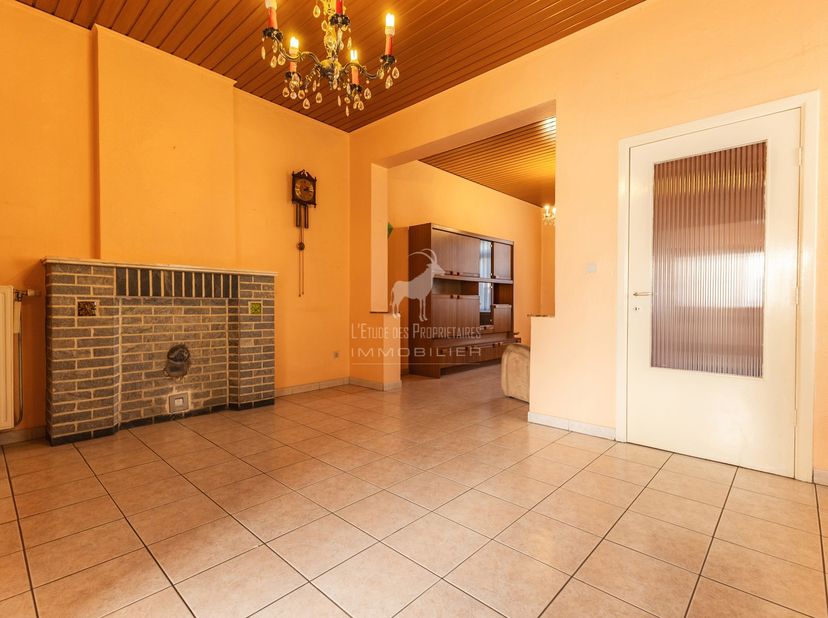Mooie 3-gevelwoning met 2 slaapkamers, veranda, terras, tuin en zijdoorgang te koop in Monceau-sur-Sambre<br />
Referentie van het agentschap: V6031-1