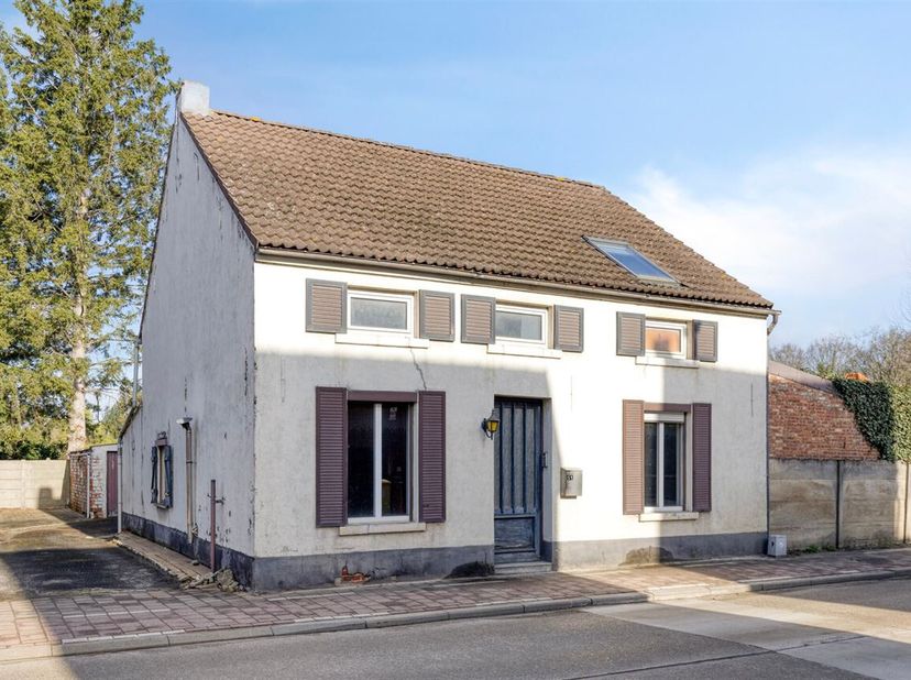 BOD vanaf 215.000 EUR. Te renoveren woning op goede locatie met veel potentieel op een perceel van 250 m² met: living - uitgeruste keuken - badkamer -