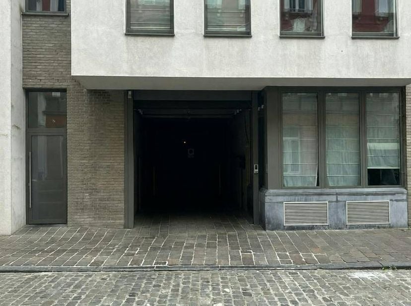 Garage box à vendre à l'adresse Niklaas Desparsstraat 10, le long de la Vlamingsstraat et de la Kuipersstraat. Le garage box est situé à deux pas de l