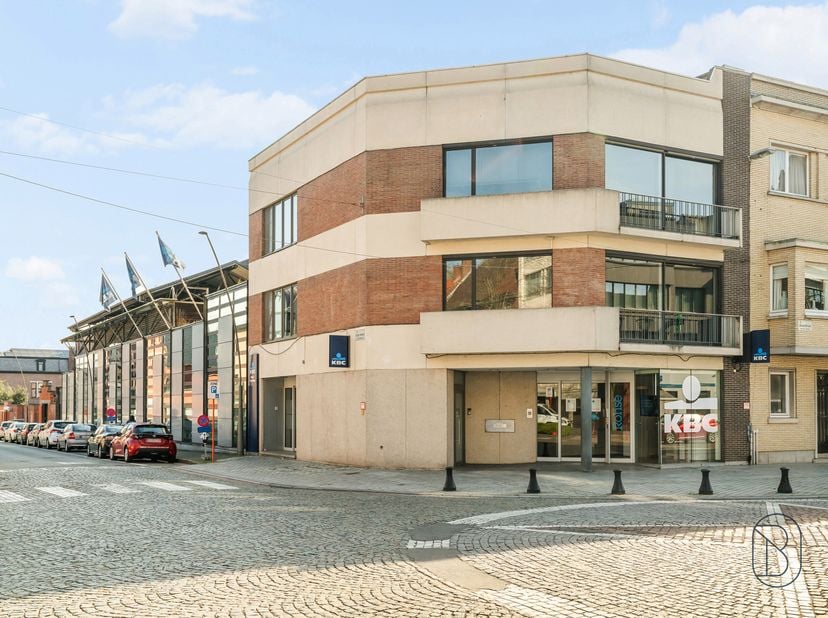 Appartement spacieux et prêt à emménager avec 4 chambres et une terrasse exceptionnelle de 63 m² en plein centre de Renaix, dans la rue commerçante et