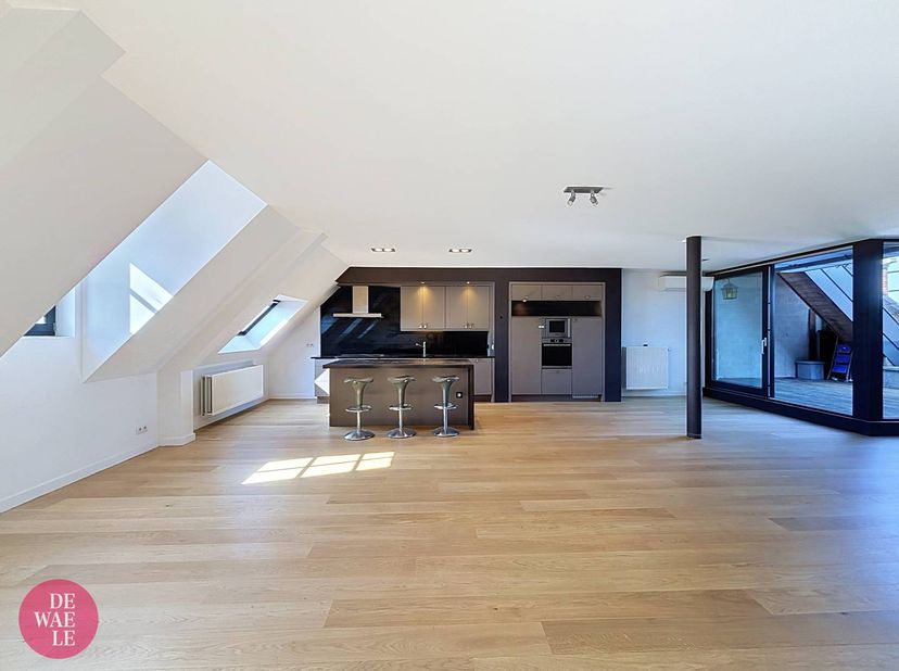 Altijd willen genieten van het prachtige Mechelen en wonen op een buitengewone locatie?<br />
Deze prachtige duplex loft te huur in Mechelen is zeer s