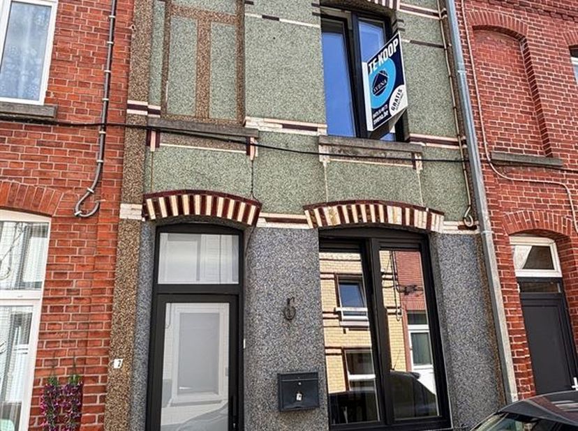 WONING MET 4 KAMERS<br />
Richtprijs : 175.000 euro<br />
<br />
Deze woning is gelegen in het stadscentrum van Geraardsbergen, nabij scholen, wink