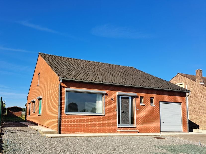 Gelijkvloerse gezinswoning  (145 m2) met inpandige garage te Vliermaal.  Zoek je een gezinswoning met rust, privacy en een prachtig uitzicht op de nat