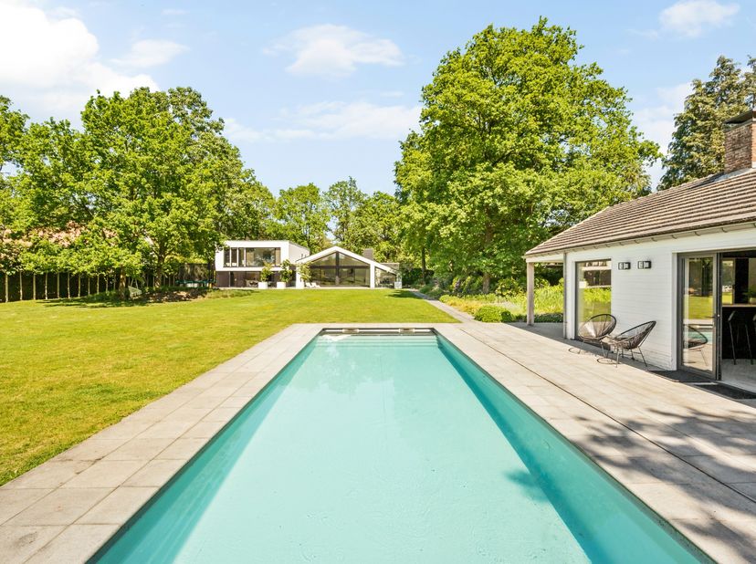 Ontdek deze uitzonderlijke villa, prachtig gelegen in het groene en gegeerde Oud-Turnhout. Dit unieke eigendom werd in 2018 compleet gerenoveerd en (d
