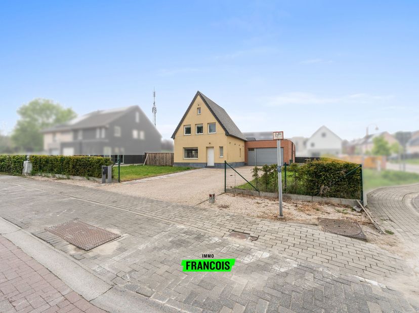 Volledig gerenoveerde open bebouwing met ruime garage en polyvalente ruimte in Wichelen - Serskamp<br />
In Wichelen bevindt zich deze volledig gereno