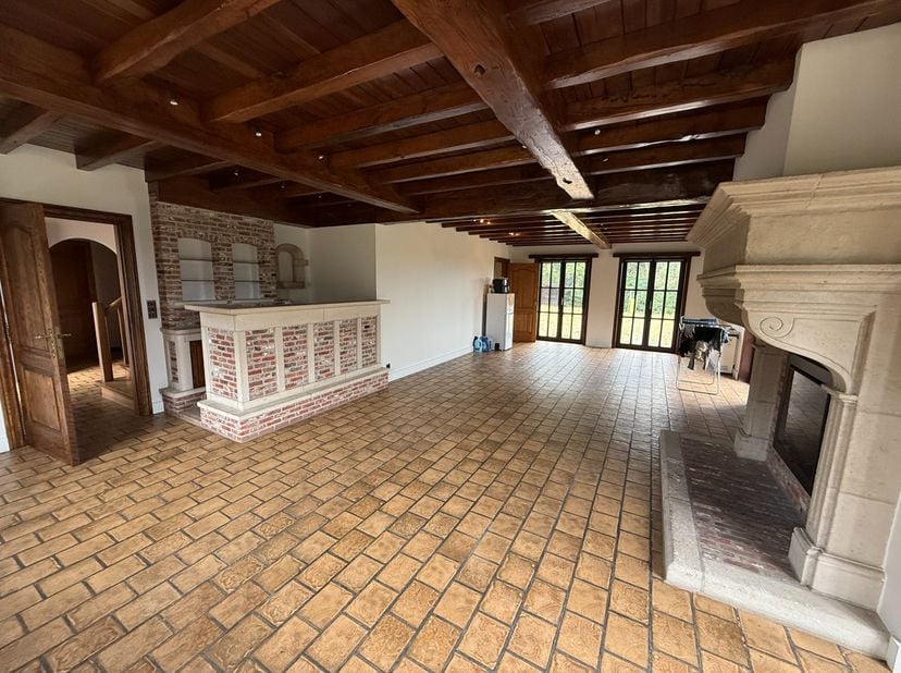 Deze woning omvat een inkomhal met gastentoilet. Ruime leefruimte met aansluitend de uitgeruste keuken én een berging.<br />
Op het gelijkvloers is er