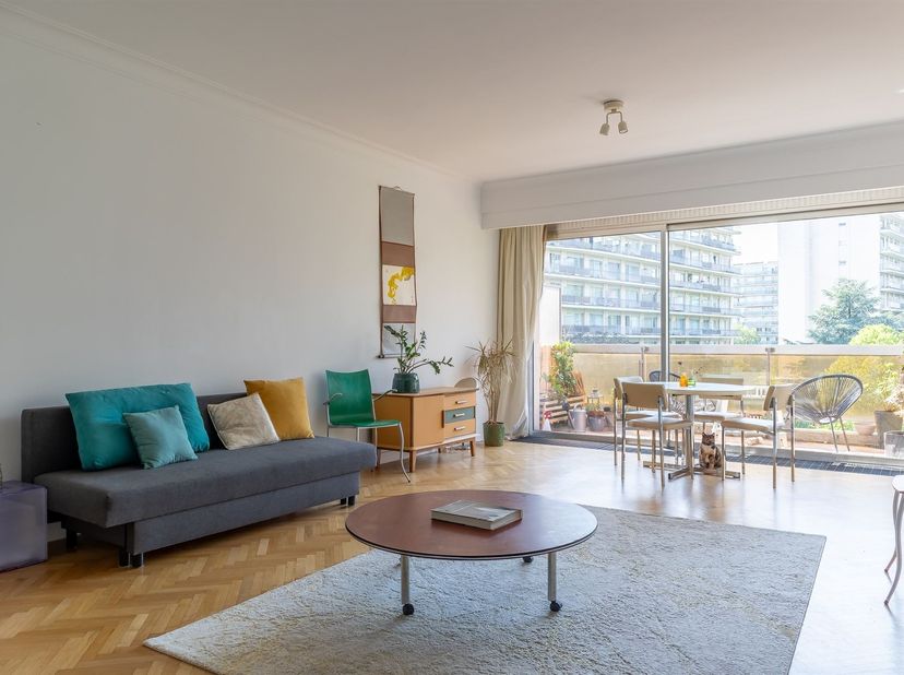 Property One, uw vastgoedpartner in Ukkel, presenteert dit prachtige appartement dat in 2023 volledig is gerenoveerd met hoogwaardige materialen, idea