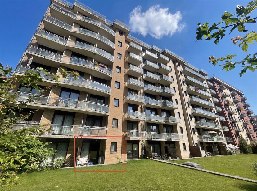 Verzorgd gemeubeld gelijkvloers appartement van 34 m², gelegen in een goed onderhouden residentie "Century Gardens" uit 1995 aan de Henri Dunantlaan 5