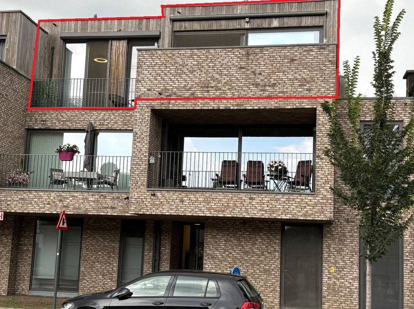 Dit ruime, lichtrijke en energiezuinige penthouse van 116 m² biedt 3 slaapkamers, 2 badkamers en 3 terrassen op de tweede verdieping van een recente r