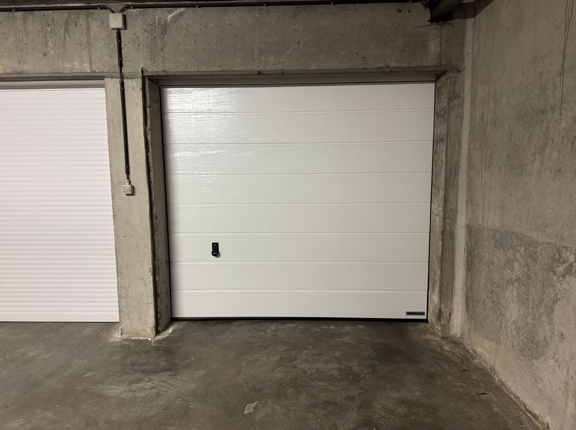 Bent u op zoek naar een veilige en vlot bereikbare parkeeroplossing in Middelkerke? Deze garagebox, gelegen in de Duinenweg 389, biedt een praktische