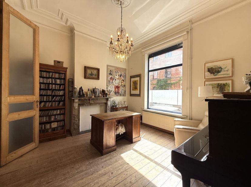 Op een uitstekende locatie, op slechts 500 meter van de Visserij en Bijgaardepark, bevindt zich deze ruime en charmante burgerwoning met authentieke e