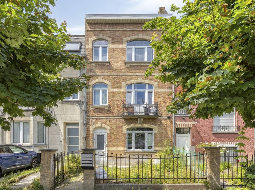 Opbrengsteigendom bestaande uit drie gerenoveerde wooneenheden, waarvan twee vergund. Sinds 2022 onderging het gebouw verschillende energetische renov
