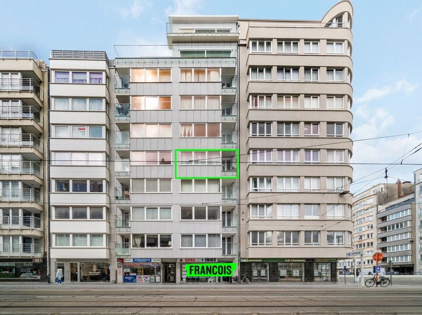 Pal in centrum Oostende aan de hoek van het Marie-Joséplein, treffen we dit zorgvuldig onderhouden appartement aan. Op wandelafstand heeft u alle wink