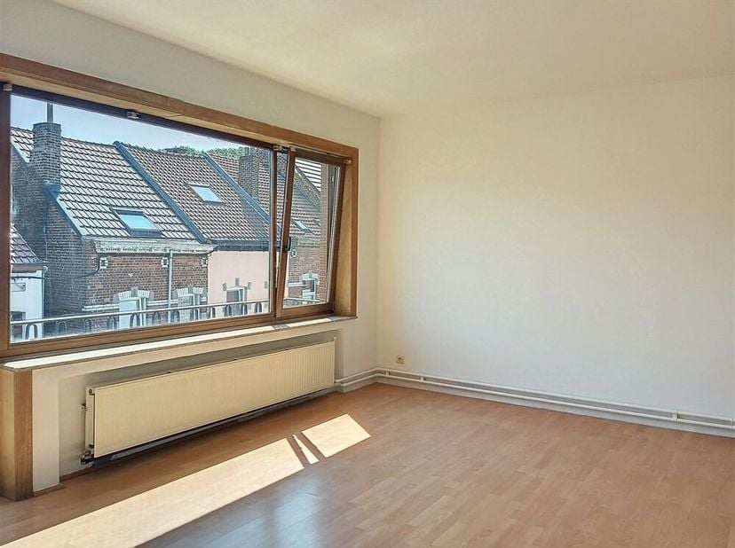 Kom en ontdek deze flat gelegen dicht bij alle voorzieningen (station, winkels, scholen, centrum en hoofdwegen), mooie flat op de 2e verdieping van ee