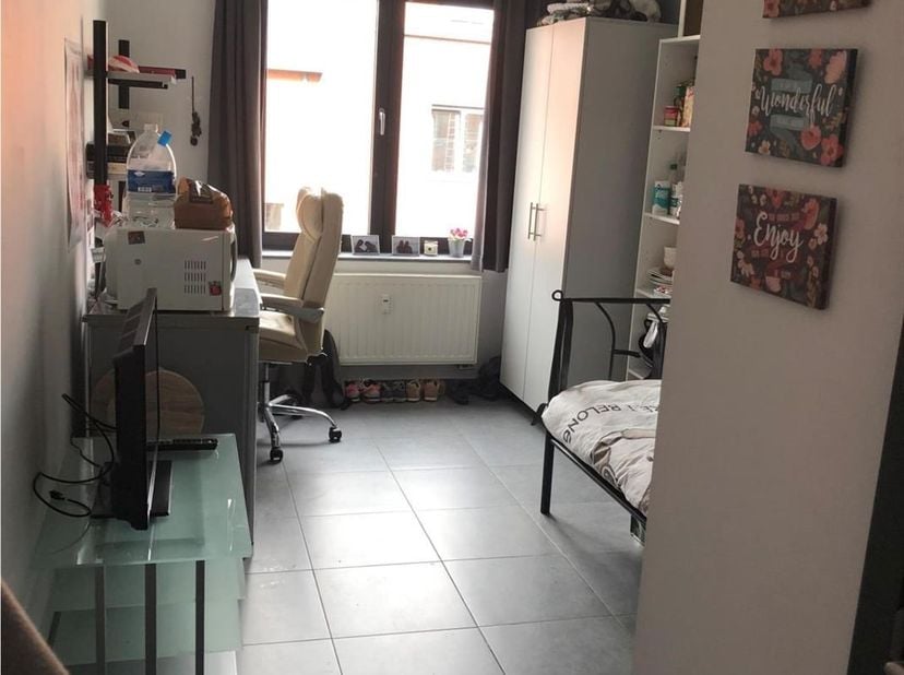 Ben je op zoek naar een studentenkamer in Leuven? Dan is deze bemeubelde kamer in residentie Piot misschien wel iets voor jou. De kamer is gelegen in