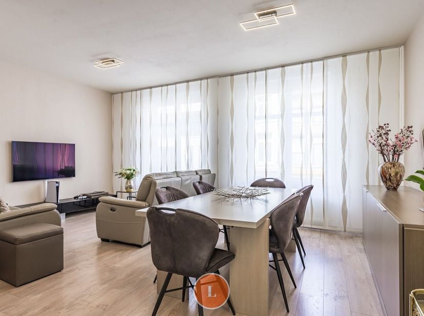 Ontdek deze unieke kans om eigenaar te worden van dit prachtig handelspand met volledige woning, gelegen in het bruisende centrum van Menen. Deze char