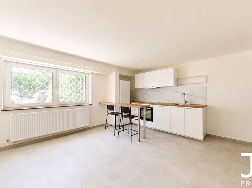TERVURENLAAN – WOLUWEPARK<br />
Volledig gerenoveerd, in een standingvol gebouw aan de voet van het Woluwepark en licht teruggetrokken van de Tervuren