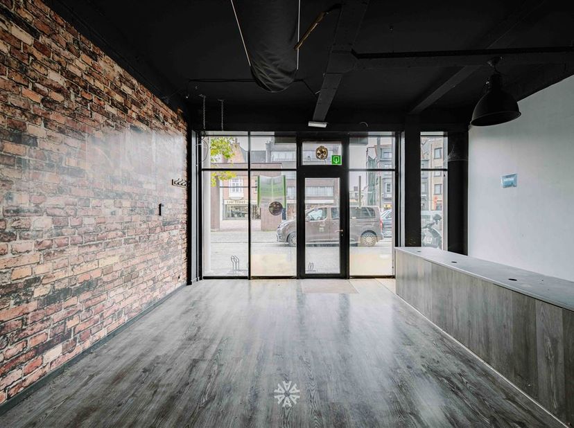 DEINZE CENTRUM - Riante handelsruimte op toplocatie te huur<br />
<br />
Bent u op zoek naar een ruime handelsruimte in het centrum van Deinze?<br /