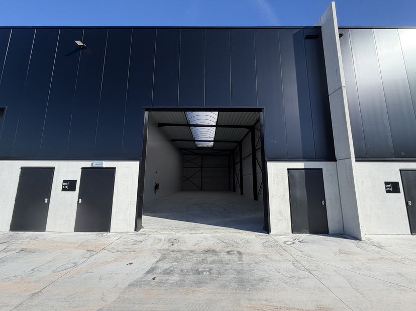 KMO-unit van 280 m² te huur in Buggenhout<br />
Moderne KMO-unit gelegen aan de Kalkenstraat 19 te Buggenhout, met een vlotte bereikbaarheid en geschi