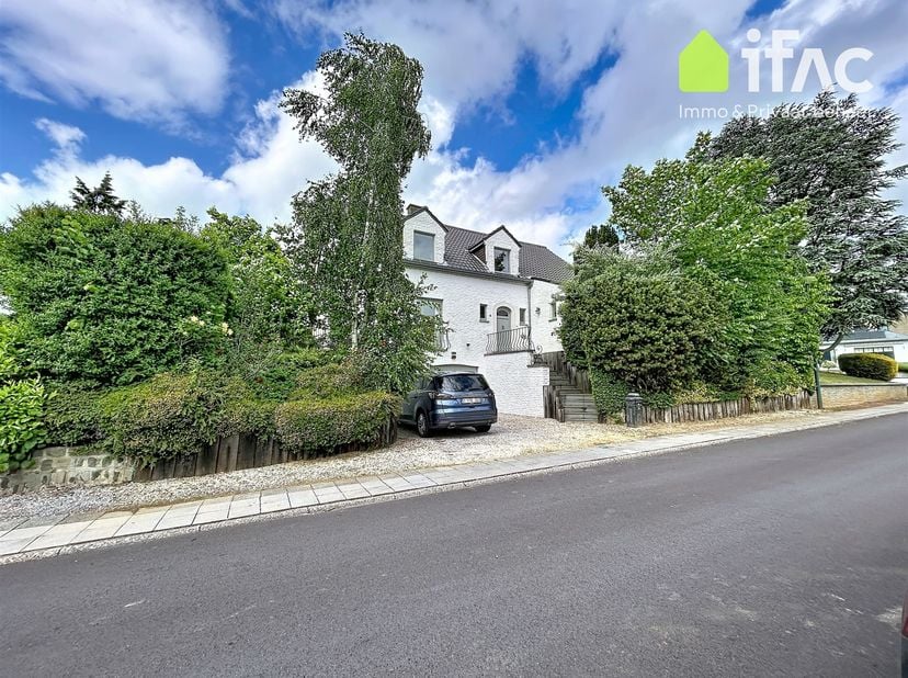 Prachtige, recent gerenoveerde villa met 5 slaapkamers op een fantastische en residentiële locatie!<br />
<br />
Ruime villa met op het gelijkvloers