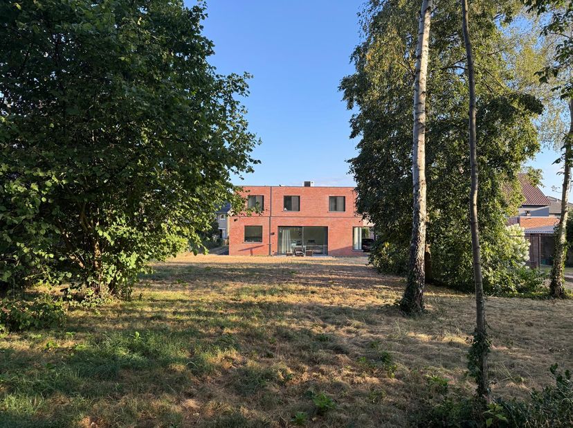 NIEUWBOUW moderne halfopen WONING (BEN-label en E-peil 6) met ruime tuin, zonnig terras en twee parkeerplaatsen – tweede verhuring.<br />
Ben je op zo