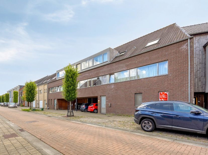 Dit ruime en instapklare 1-slaapkamerappartement is gelegen aan de Fabriekstraat 1 in Geel. Dankzij de centrale ligging bevinden tal van winkels, hore