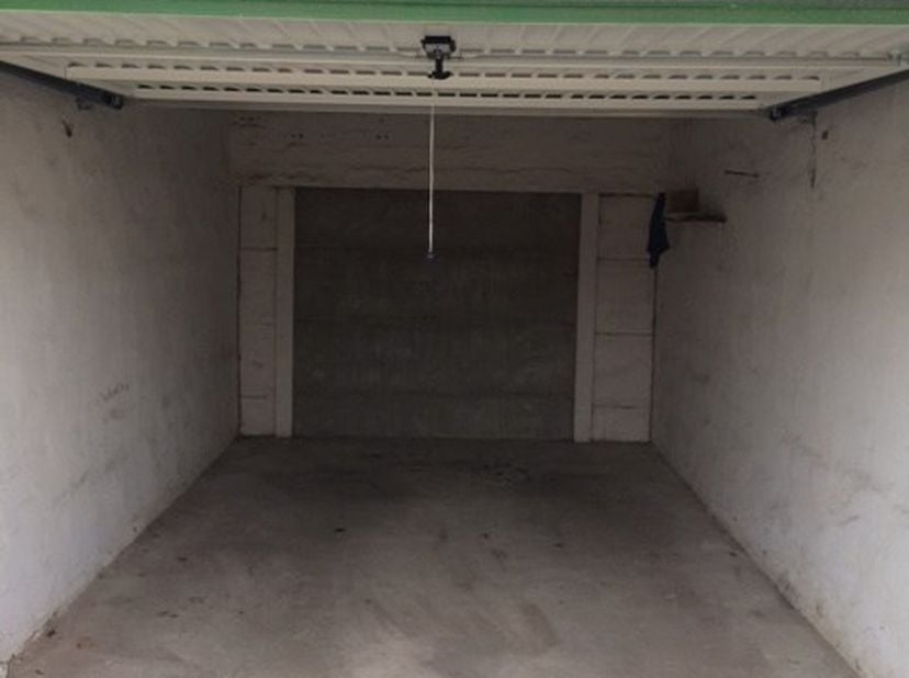 Garage te huur: gelegen centrum Torhout, (Karel de Ghelderelaan). De site met garages is vlot bereikbaar en het terrein rondom biedt voldoende manoeuv