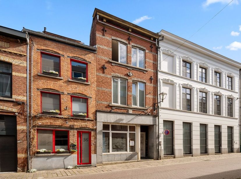 Ontdek dit veelzijdige vastgoed met tal van mogelijkheden.<br />
Dit pand bestaat uit twee afzonderlijke delen. Het voorste gedeelte biedt een opportu
