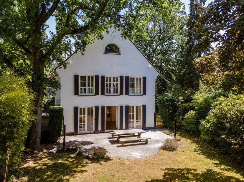 In de prestigieuze wijk Errera, een van de meest gewilde wijken van Brussel, ligt deze klassieke villa met ongeveer 585 m² woonoppervlak in een groene