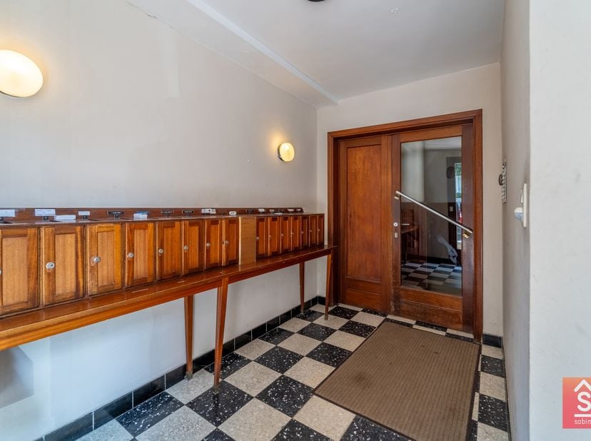 Situé à la frontière prisée d'Etterbeek et d'Ixelles, à deux pas du quartier de la Chasse et de la gare du Germoir, cet appartement est une opportunit
