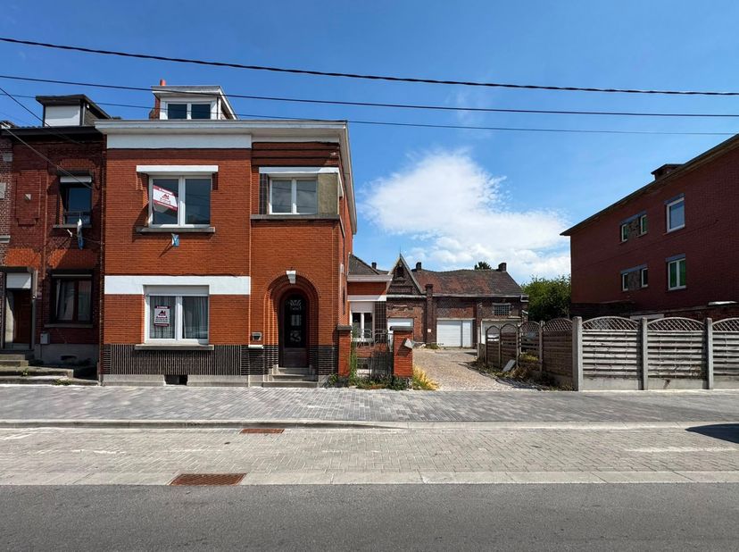 À VENDRE - 6040 Jumet<br />
Découvrez cette maison 3 façades de caractère, de style Art Déco, développant une superficie habitable d’environ 153,50 m²