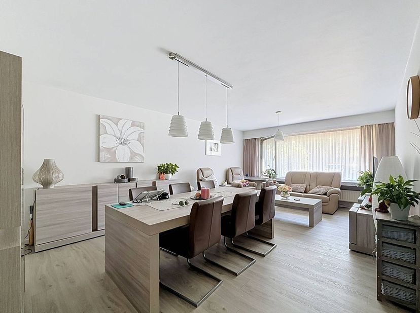 Droom je van een instapklaar stekje met een heerlijke tuin? Dit lichtrijke gelijkvloers appartement te huur in Merksem combineert comfortabel wonen me