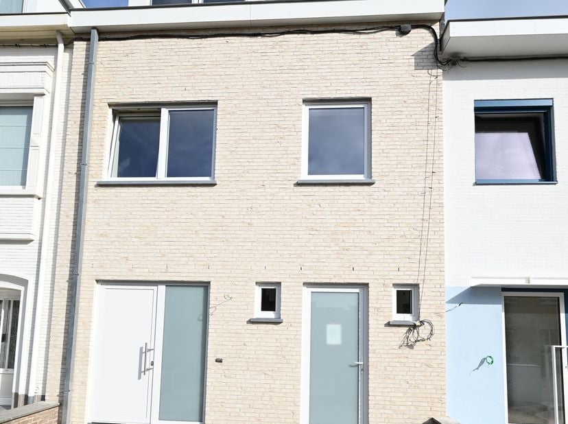 Deze woning situeert zich nabij het DUINENKERKJE in Mariakerke, een SUBLIEME LIGGING&amp;nbsp;en slechts enkele stappen van ZEE! Bij de bouw van deze woni