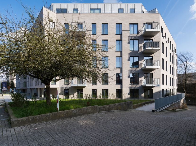 EVERE, idéalement situé aux portes de la capitale, très bel ESPACE de BUREAUX de 94 m² bruts vendu CASCO. Il se trouve au rez-de-chaussée d'un immeubl