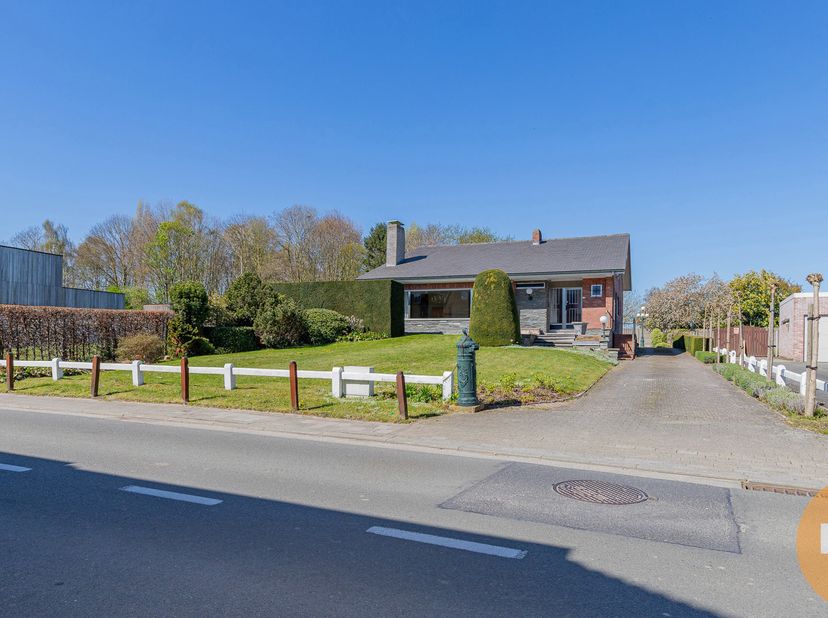 ERPE - Deze stevige open bebouwing (type bungalow) met zijn zeer verzorgde uitstraling, kan u vinden op een centrale ligging te Erpe. Deze woning, wel