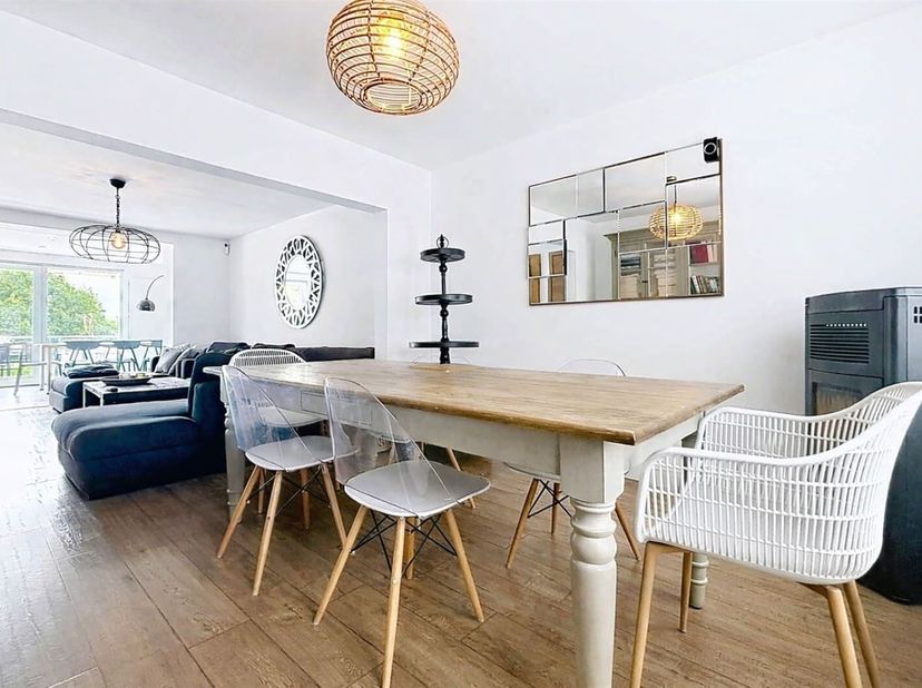 Située dans un quartier calme et recherché de Mouscron, cette maison mitoyenne offre de beaux volumes et un agencement idéal pour une famille.<br />
A