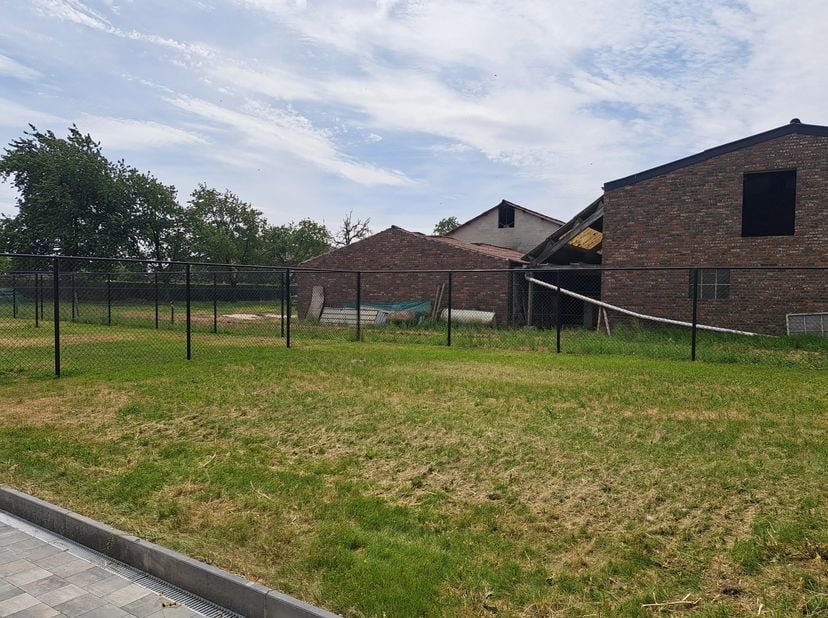 INSTAPKLARE NIEUWBOUWWONING MET 3 SLPKS (LOT 8) IN MILLEN  RIEMST<br />
Centraal en groen gelegen vindt u in een recente verkaveling in Riemst (Millen