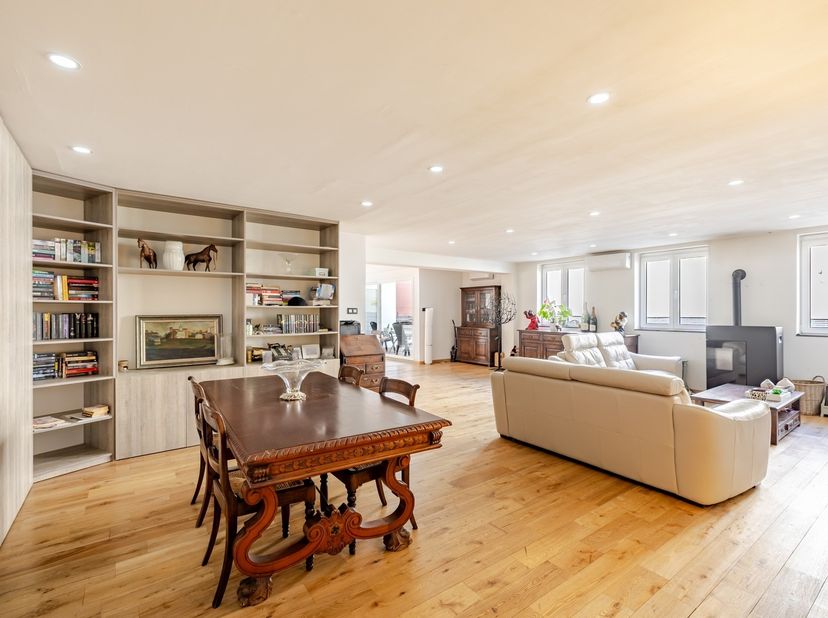 Ontdek dit uitzonderlijke loft-appartement op de voormalige Safir-site, waar ruimte, comfort en een centrale ligging perfect samenkomen. Gelegen op he