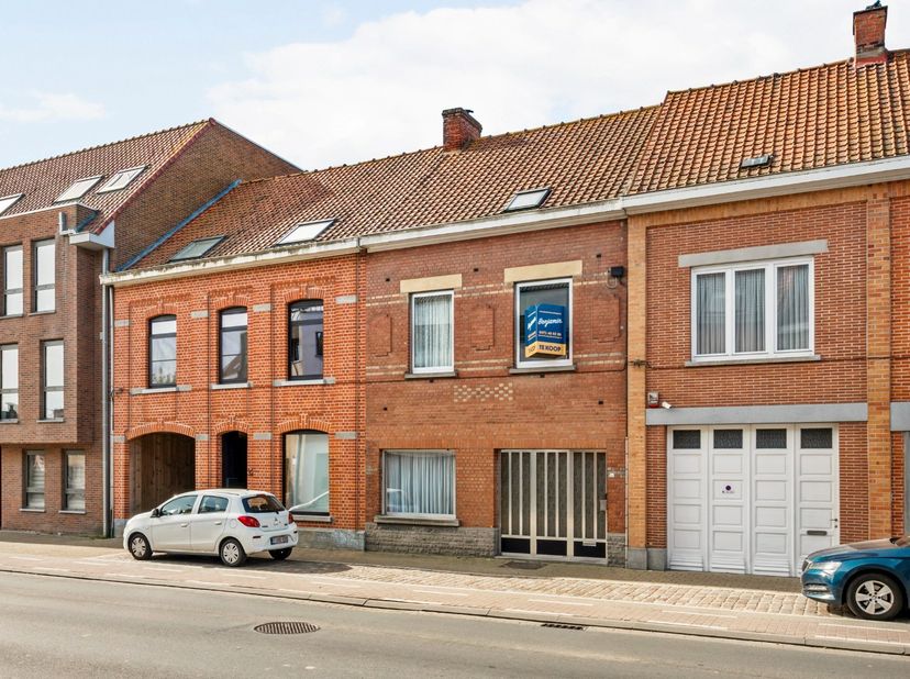 - Centrale ligging met vlotte verbinding: Ieperstraat 34 in Geluwe<br />
- Verrassend ruime, verzorgde woning<br />
- Keuken met extra eetplaats<br />