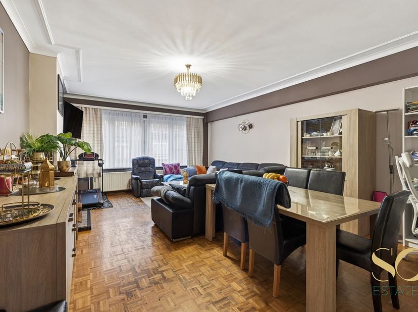 Nous vous proposons cet appartement de 113 m² selon PEB situé au 1er étage d’un immeuble avec ascenseur, idéalement situé à Laeken, Place Joseph-Benoi