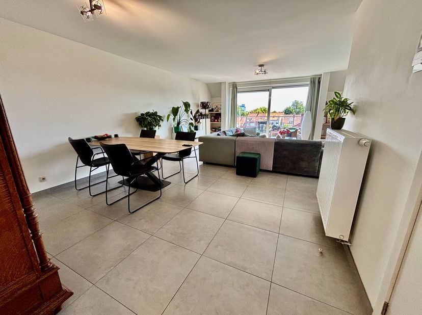 Op een rustige ligging in Kachtem bevindt zich dit ruime duplexappartement op de 3de en 4de verdieping van een verzorgd appartementsgebouw. Dankzij de