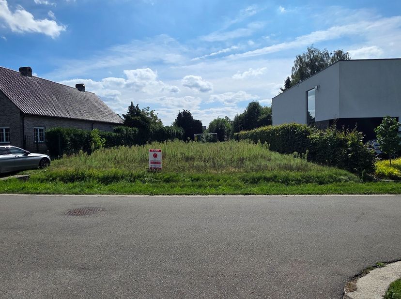 Mooie bouwgrond gelegen in het centrum van Pulderbos in een doodlopende straat, grenzend aan bossen en weiden.<br />
Er mag een woning opgebouwd worde