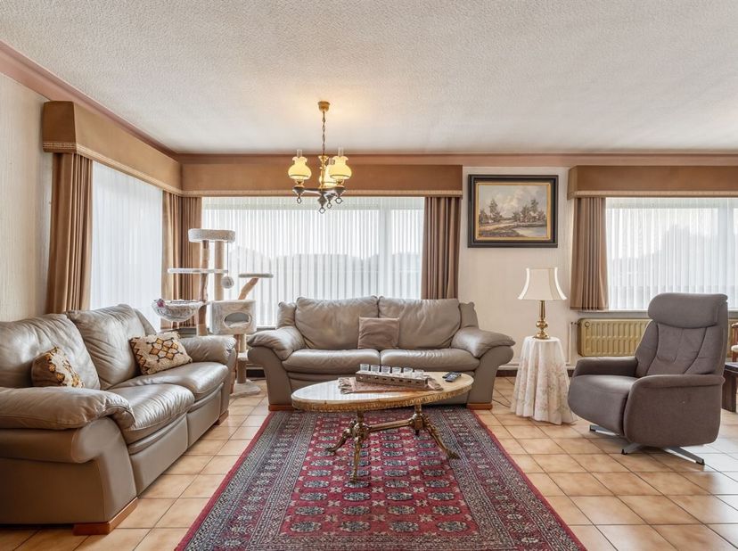 Welkom in deze charmante woning in Hechtel-Eksel, een ruime gezinswoning met tal van mogelijkheden die u volledig naar eigen smaak kan opfrissen. Bij
