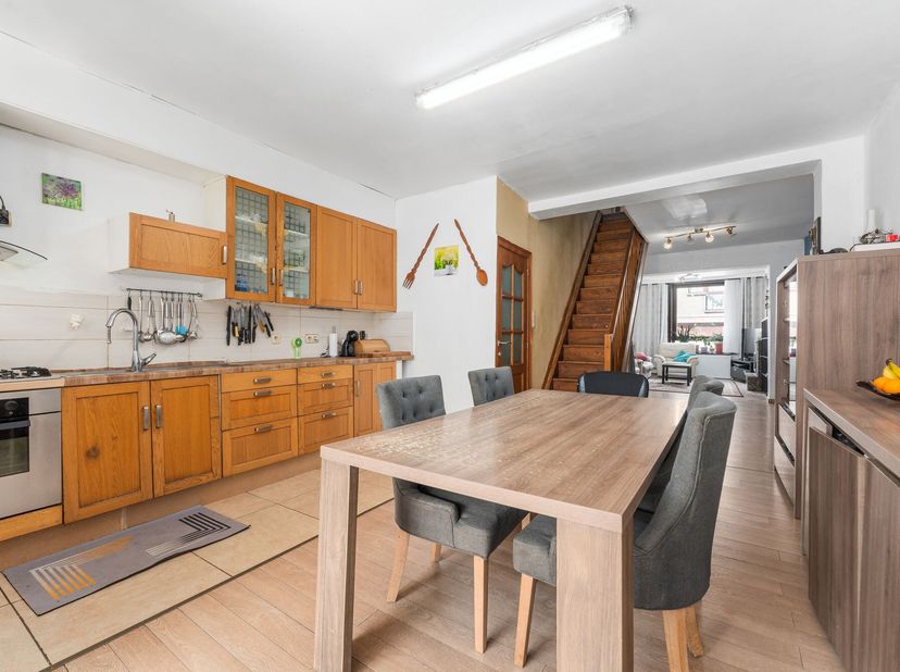 Op een steenworp van Bordet ontdekt u deze prachtige alleenstaande woning gelegen in Evere, in het hart van een rustige en aangename woonwijk. De guns