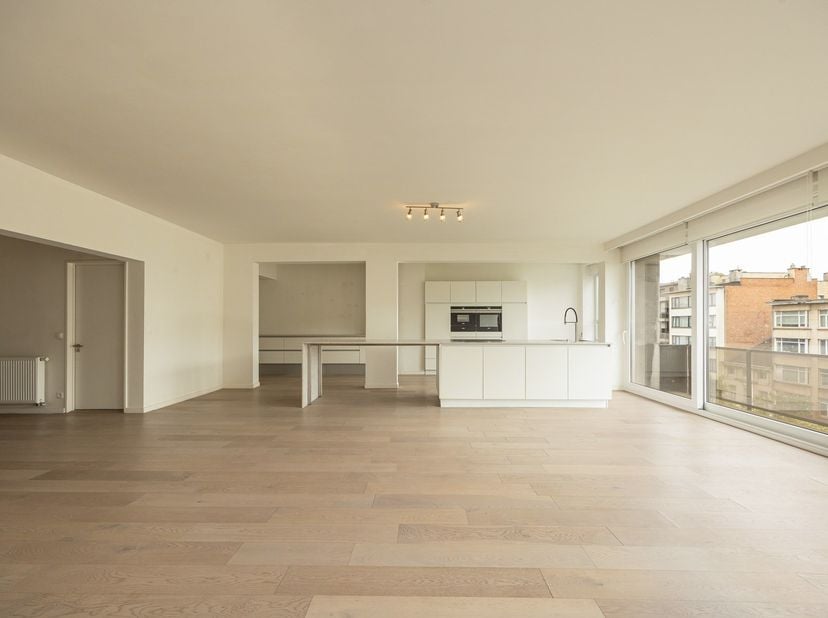 Situé au 7e étage d'un immeuble d'habitation doté d'un ascenseur, cet appartement exceptionnellement spacieux et lumineux offre une superficie de pas