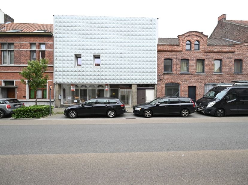 Deze commerciële ruimte bevindt zich op een uitstekende locatie dankzij haar centrale ligging en goede bereikbaarheid.<br />
<br />
Dit pand kan gebru