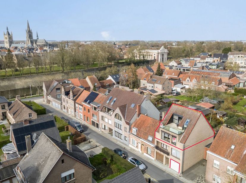 Bent u op zoek naar een instapklaar appartement te koop in Ieper? Dit unieke duplex-appartement in de rustige Vaubanstraat combineert ruimte, comfort